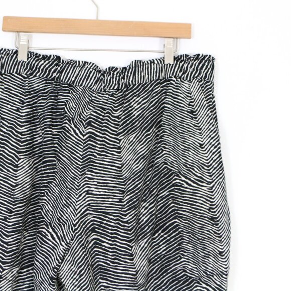 *Joe Fresh Black & White Animal Print Shorts - Picture 6 of 6
